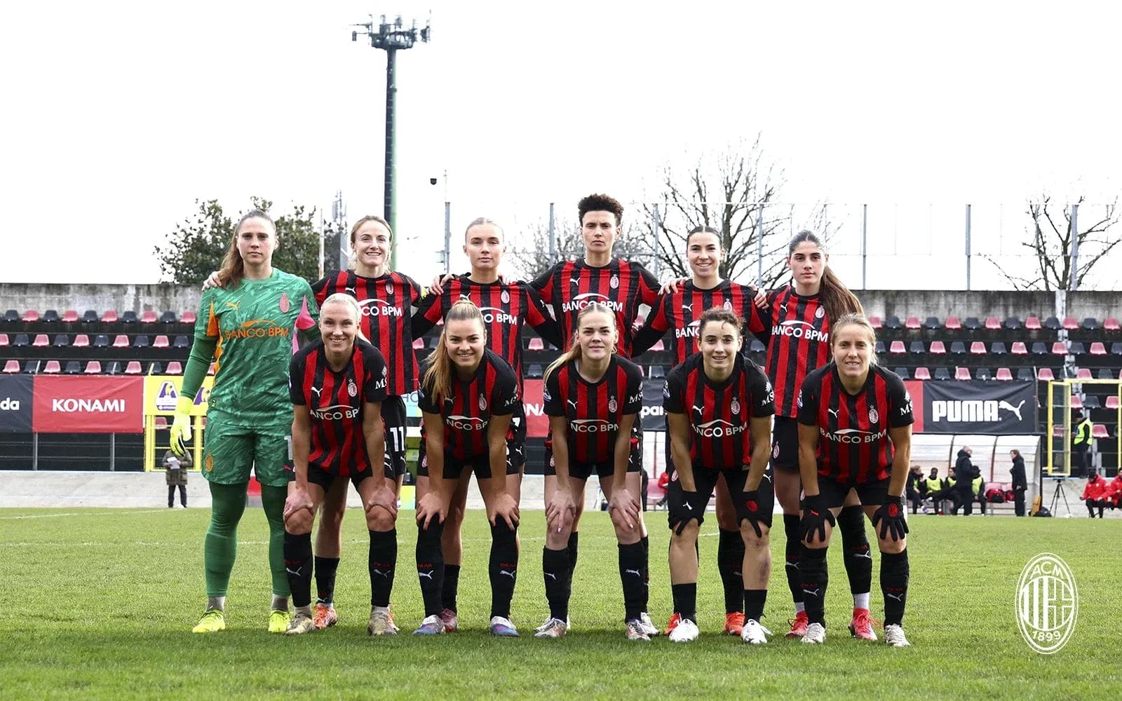 Женская команда AC Milan перед матчем