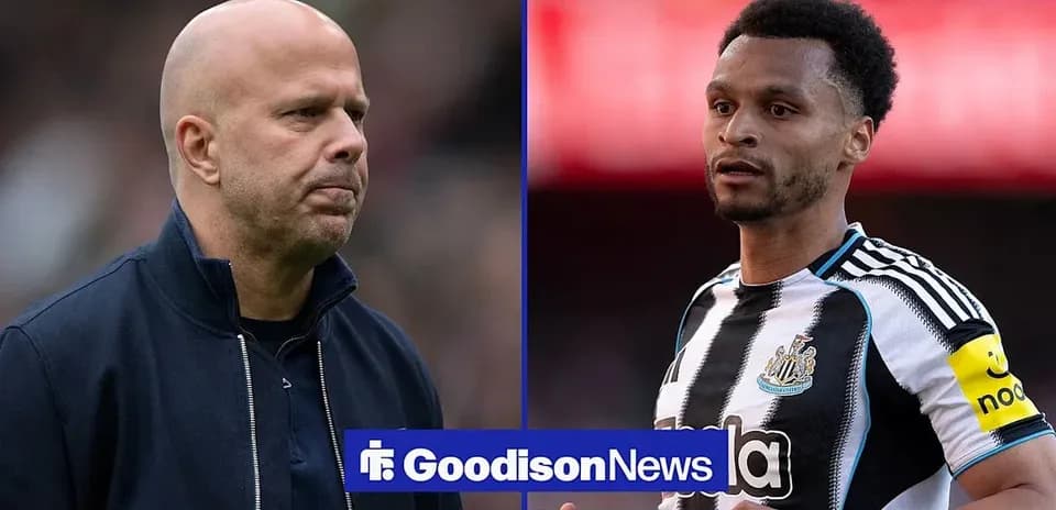 Тренер и игрок Newcastle на фоне стадиона