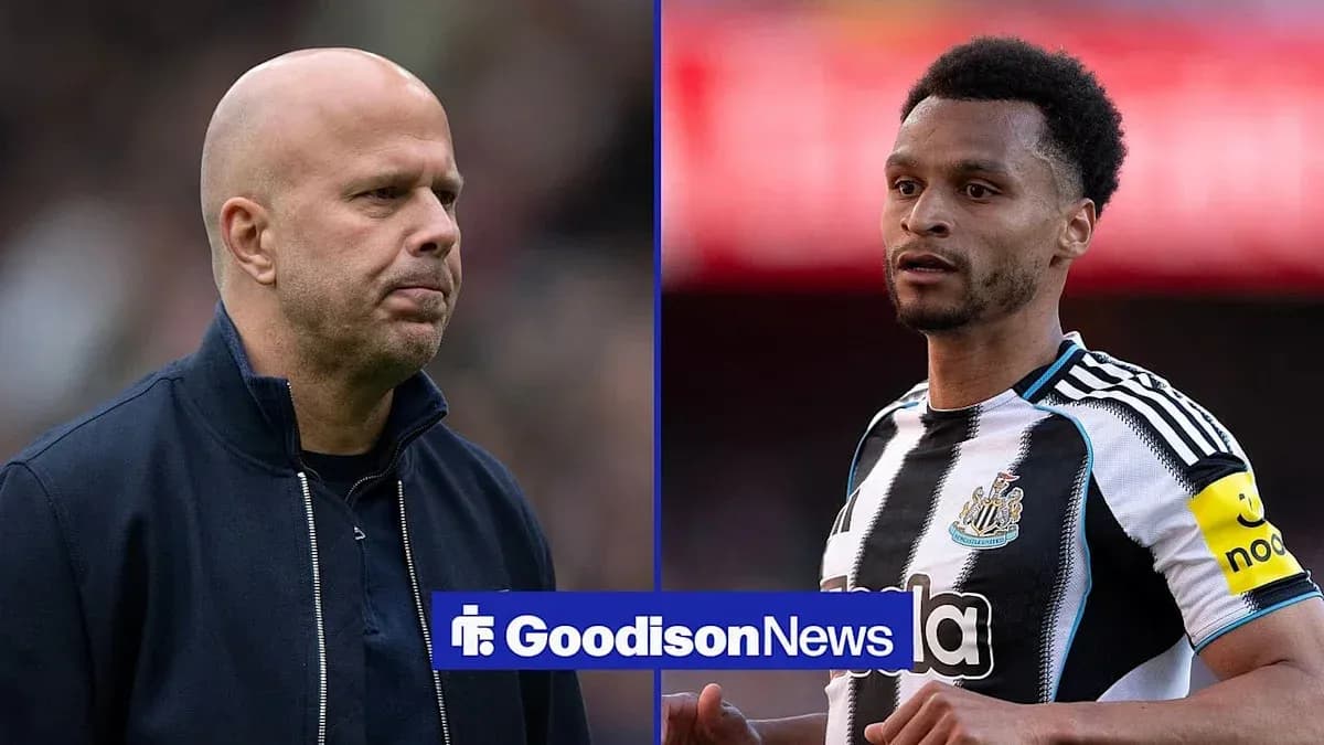 Тренер и игрок Newcastle на фоне стадиона