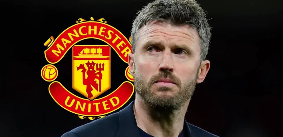 Тренер Manchester United на фоне логотипа клуба