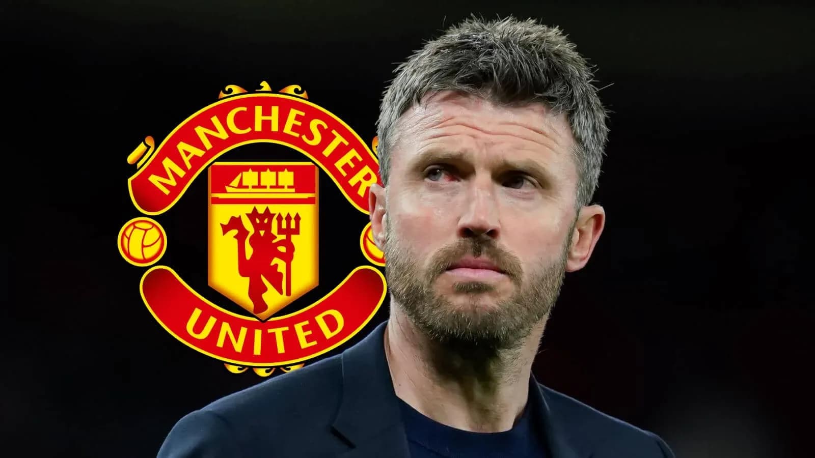 Тренер Manchester United на фоне логотипа клуба