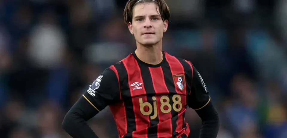 Игрок Bournemouth в черно-красной форме на поле