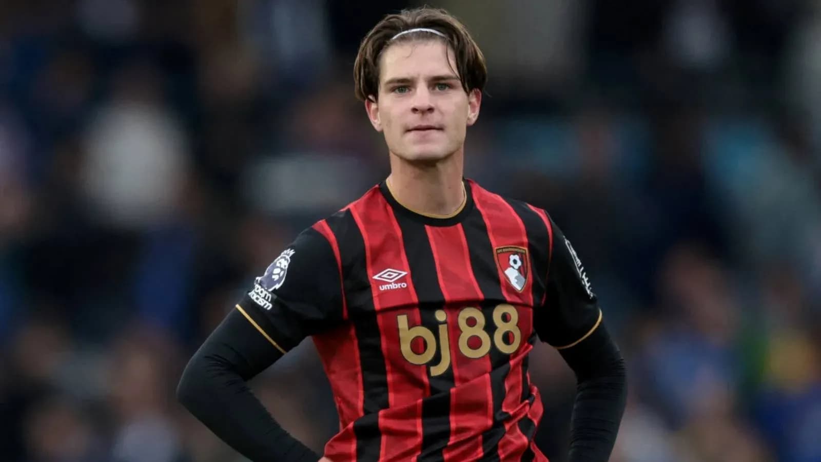 Игрок Bournemouth в черно-красной форме на поле