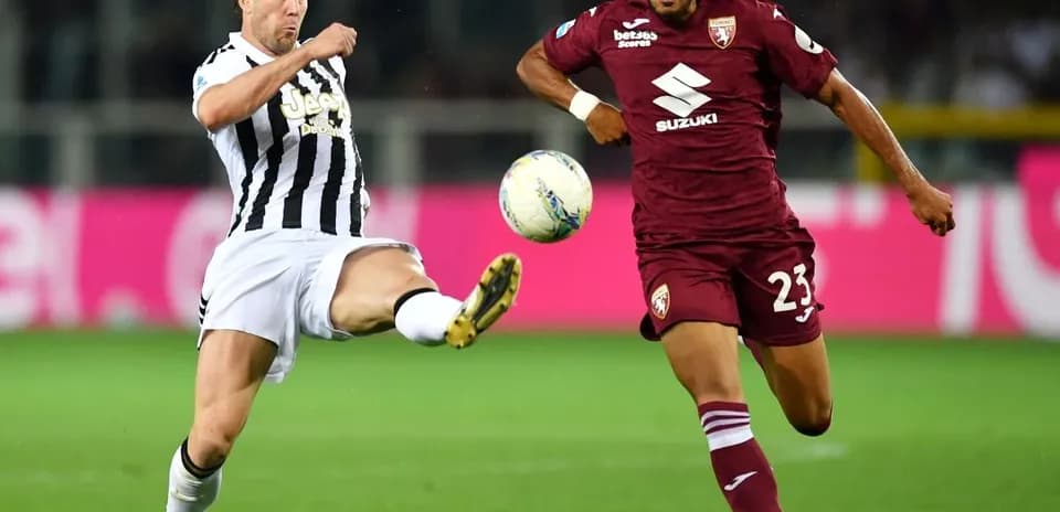 Игроки Torino и Juventus борются за мяч