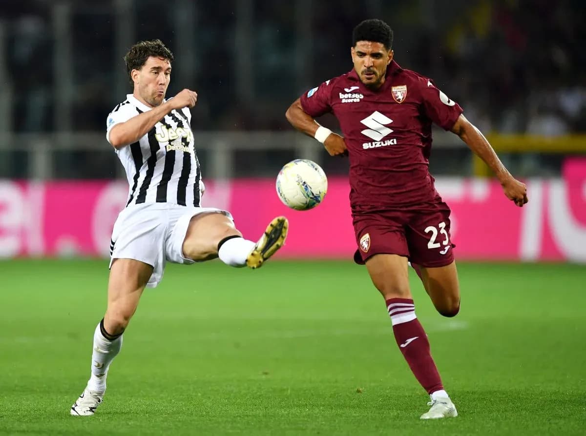 Игроки Torino и Juventus борются за мяч