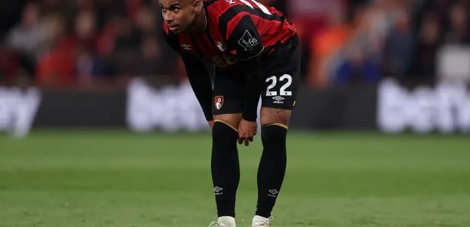 Игрок AFC Bournemouth наклонился на поле
