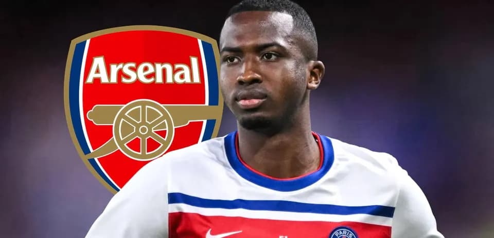 Игрок в форме PSG с логотипом Arsenal на фоне