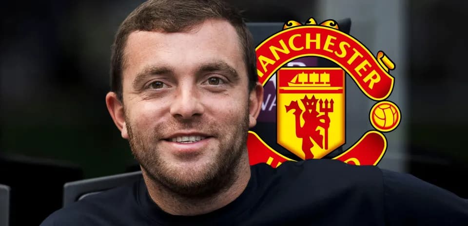 Человек с логотипом Manchester United на фоне