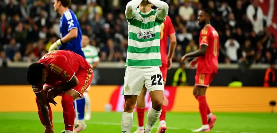 Игрок Celtic с опущенными руками на поле