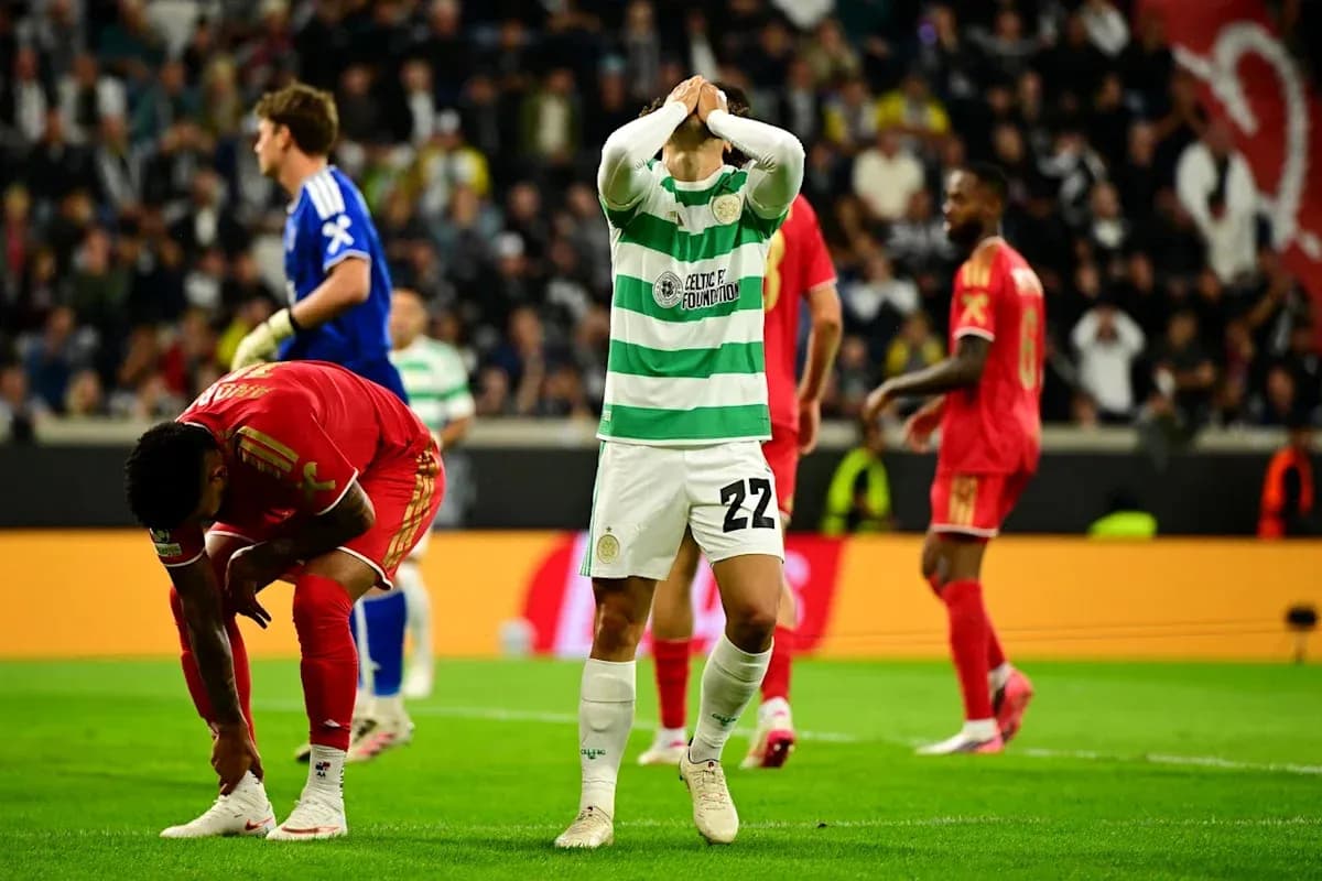 Игрок Celtic с опущенными руками на поле