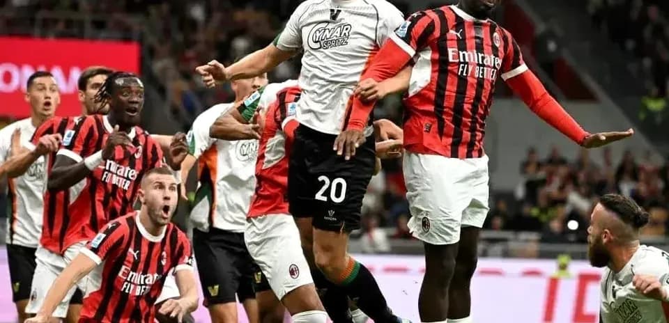 Игроки AC Milan и Venezia в борьбе за мяч