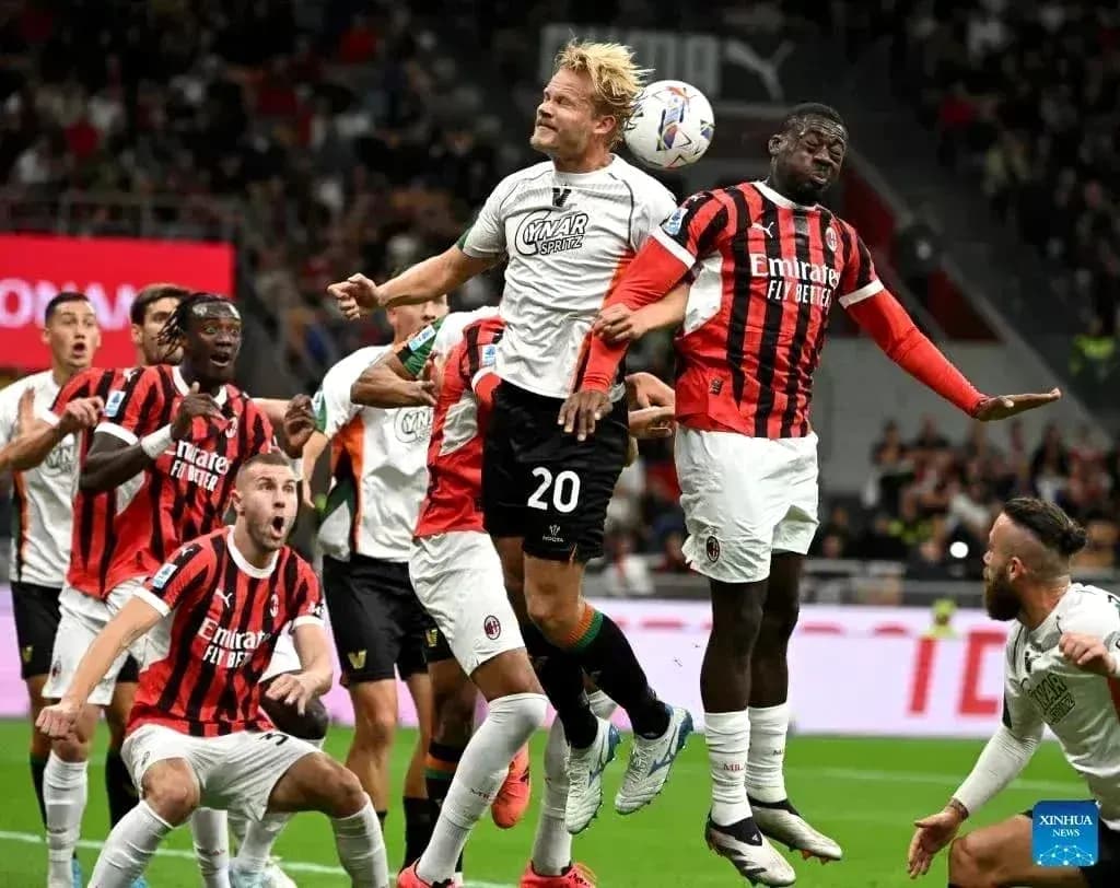 Игроки AC Milan и Venezia в борьбе за мяч