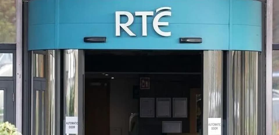 Вход в здание RTÉ с автоматическими дверями