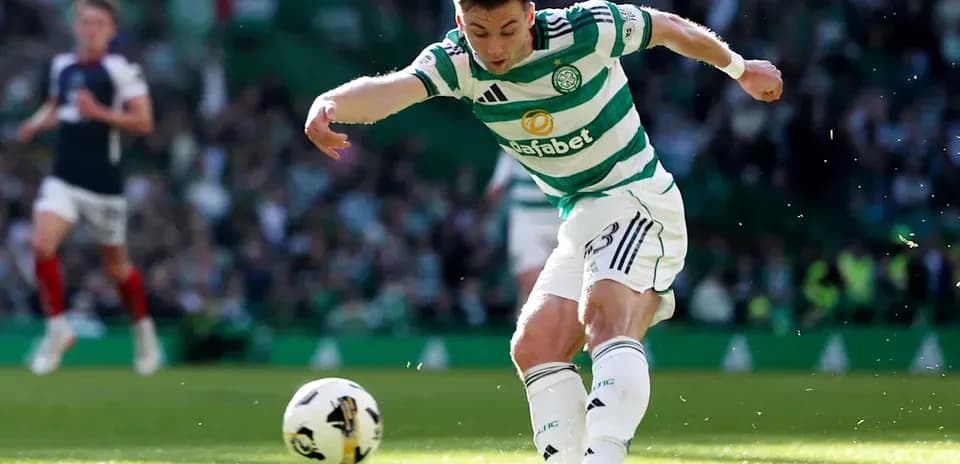 Игрок Celtic пробивает мяч на поле стадиона