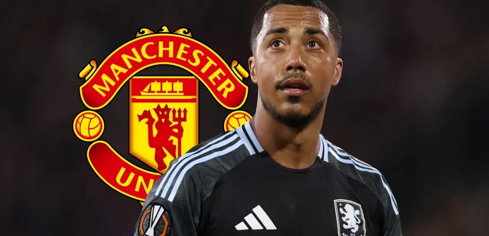 Игрок Aston Villa в форме на фоне логотипа Manchester United