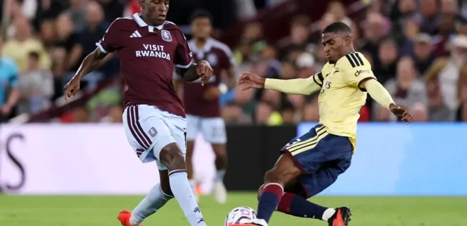 Игроки Aston Villa и Arsenal борются за мяч