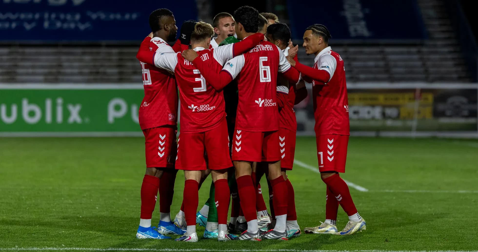 Игроки Loudoun United отмечают гол