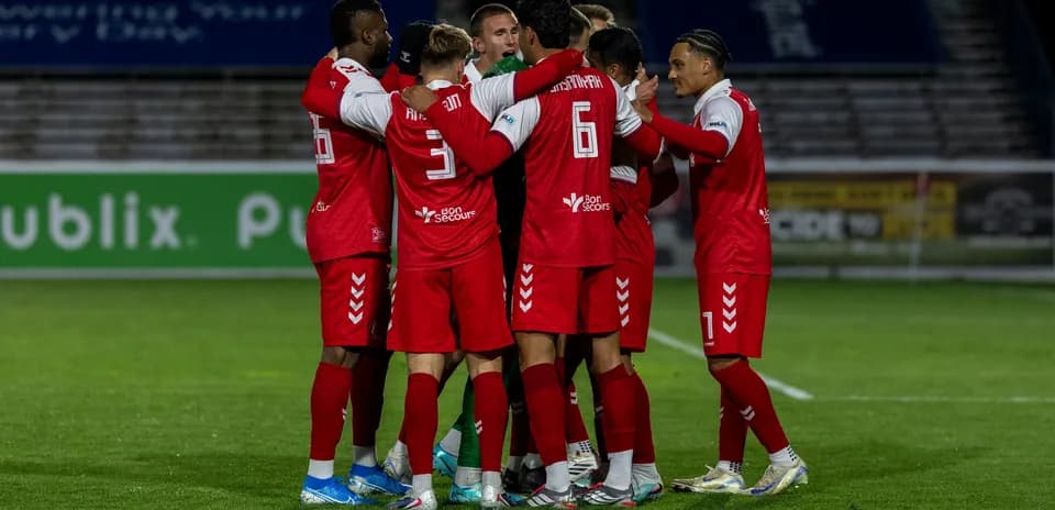 Игроки Loudoun United отмечают гол