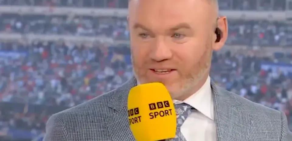 Комментатор говорит с микрофоном BBC Sport
