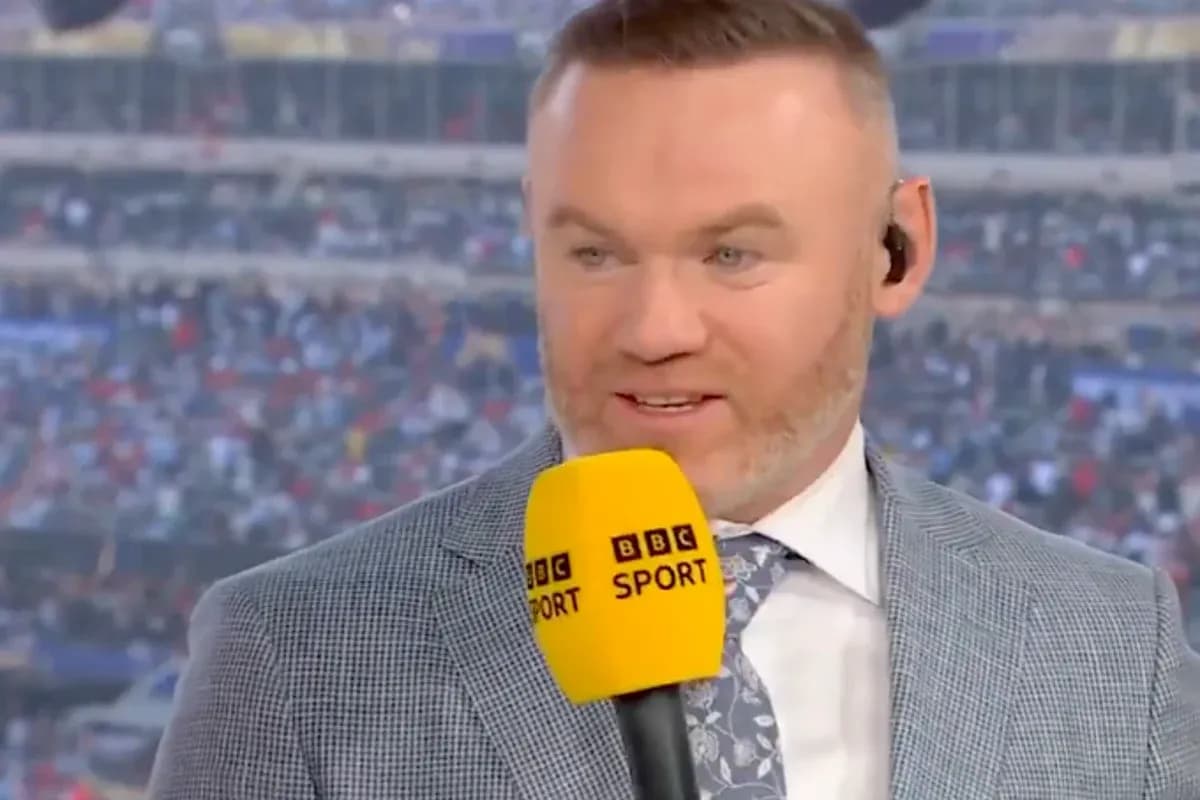 Комментатор говорит с микрофоном BBC Sport