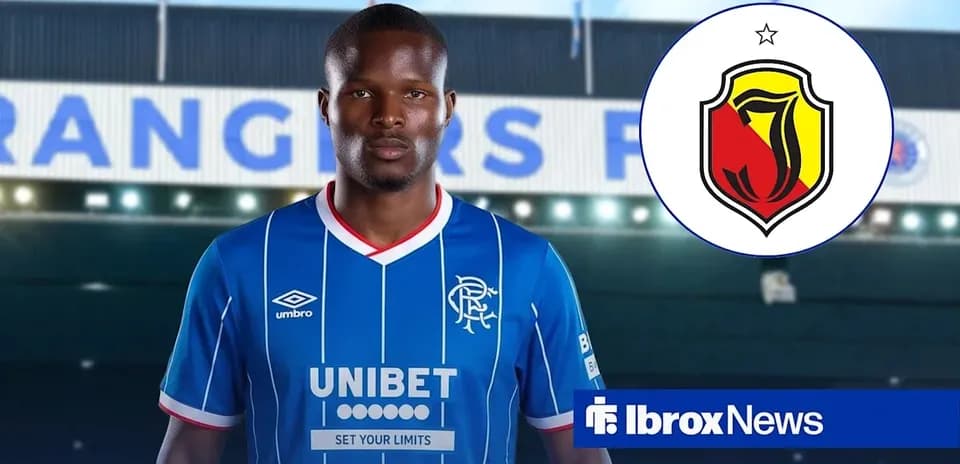 Игрок в синей форме Rangers на фоне стадиона