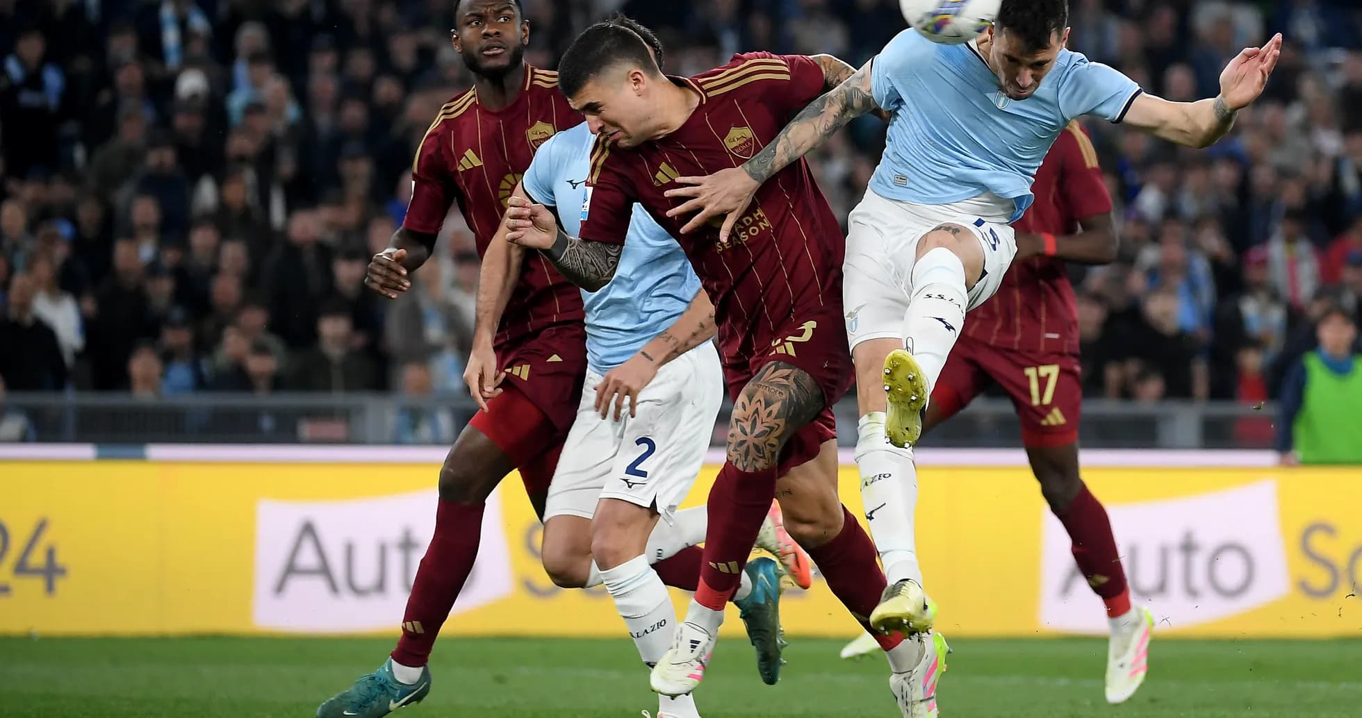 Игроки AS Roma и Lazio борются за мяч