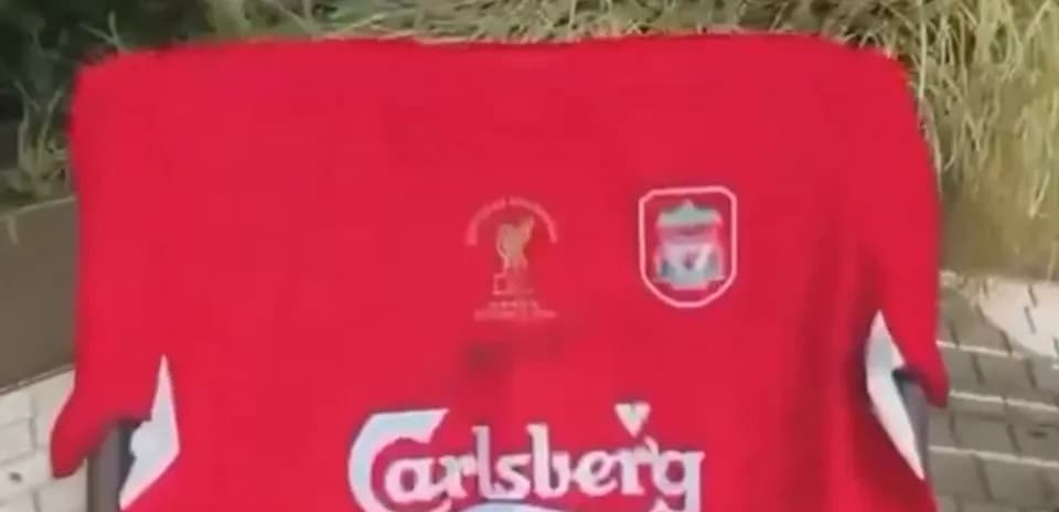 Красная футболка с логотипом Liverpool и Carlsberg