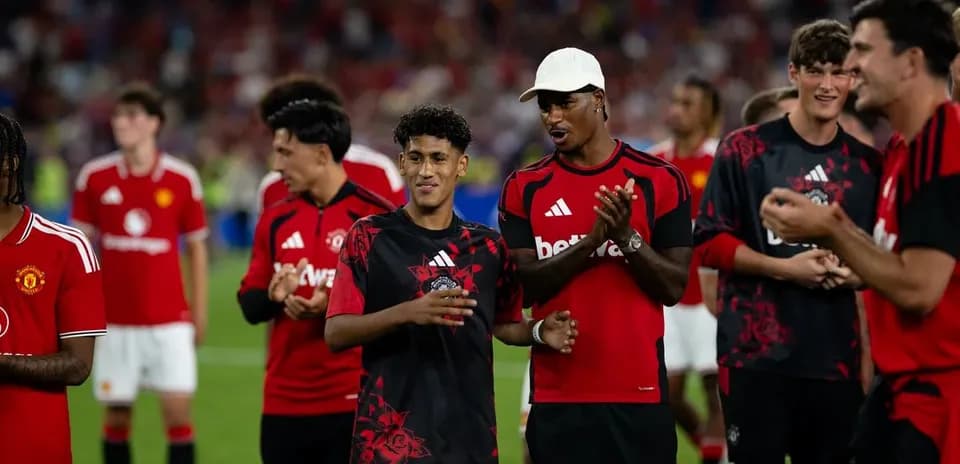 Игроки Manchester United празднуют после матча