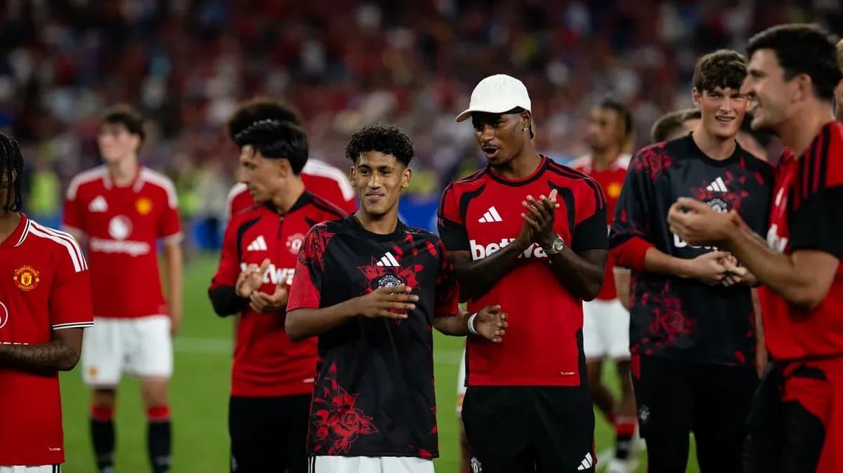 Игроки Manchester United празднуют после матча