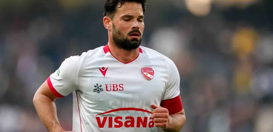 Игрок FC Thun на поле во время матча