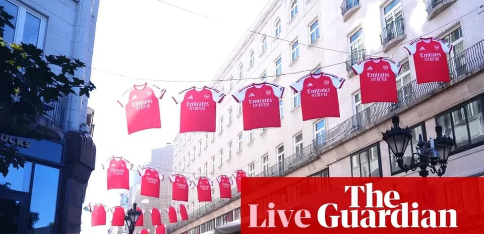 Футбольные майки Arsenal висят на улице