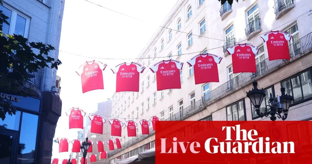 Футбольные майки Arsenal висят на улице