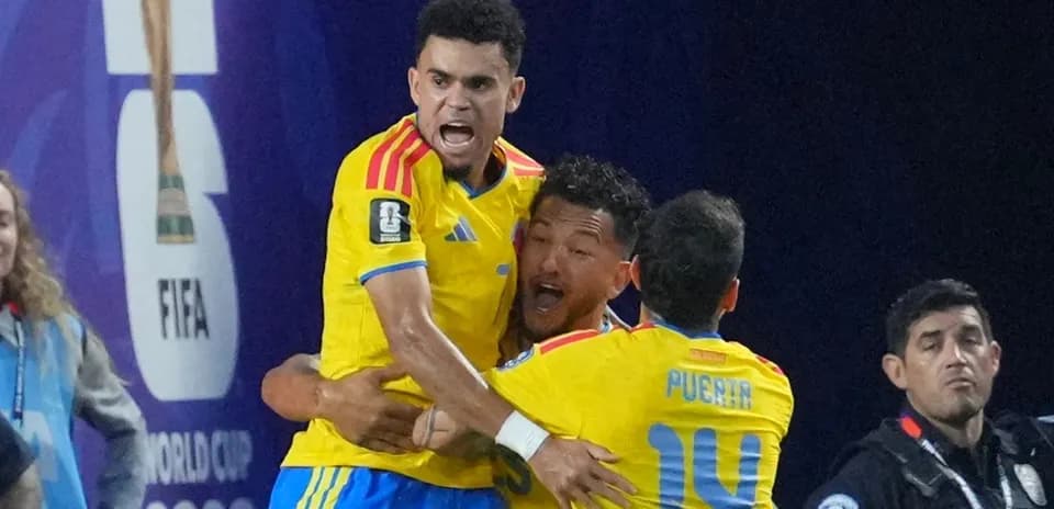 Игроки Колумбии празднуют гол на чемпионате мира