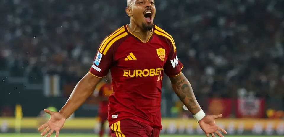 Игрок AS Roma празднует гол на матче