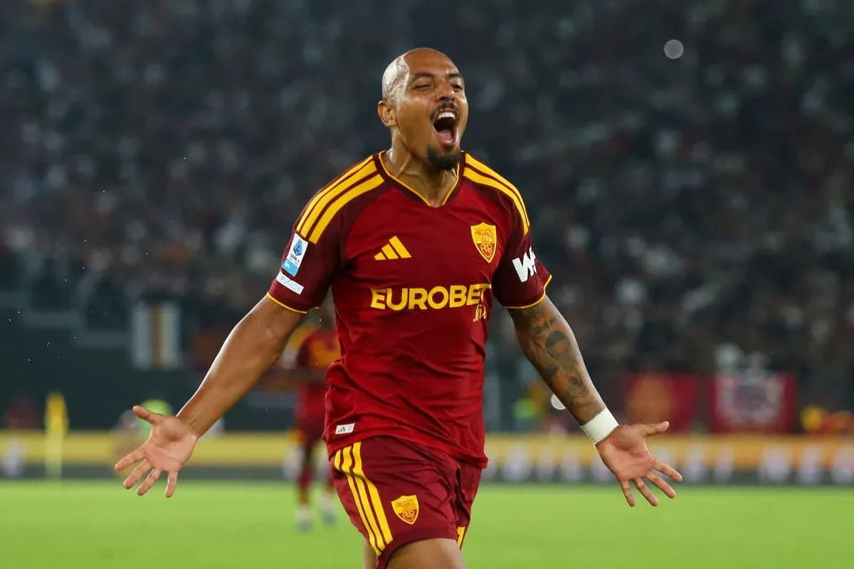 Игрок AS Roma празднует гол на матче