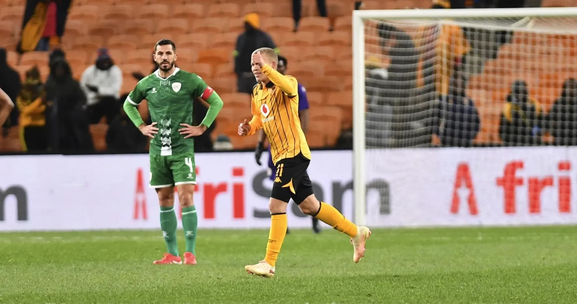 Игроки команды Kaizer Chiefs на поле после матча