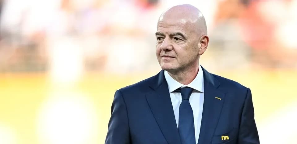 Человек в костюме с логотипом FIFA на груди