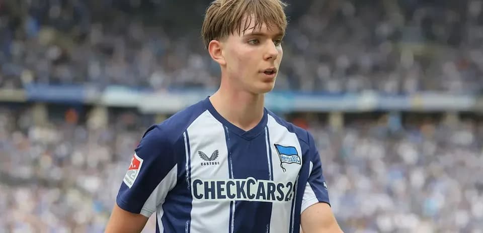 Игрок команды Hertha BSC на футбольном поле