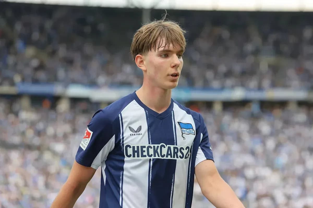 Игрок команды Hertha BSC на футбольном поле