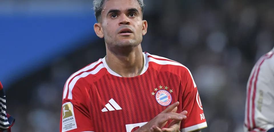 Игрок ФК Bayern München в красной форме на поле