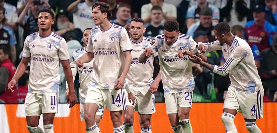 Игроки Aston Villa празднуют гол на стадионе