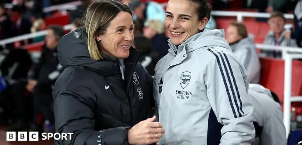 Тренеры Chelsea и Arsenal общаются на скамейке запасных