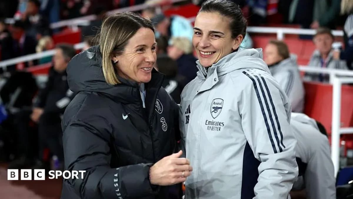 Тренеры Chelsea и Arsenal общаются на скамейке запасных