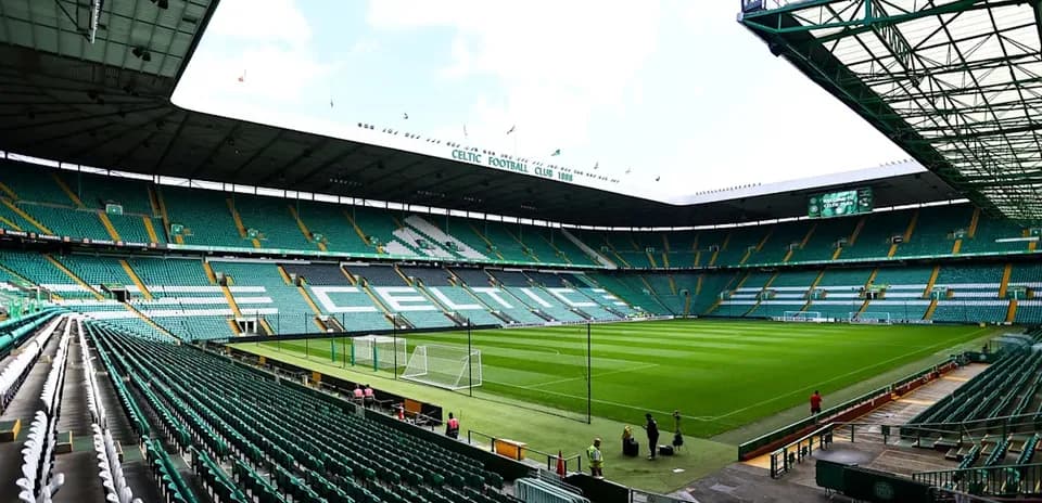 Стадион Celtic Park с пустыми трибунами и полем
