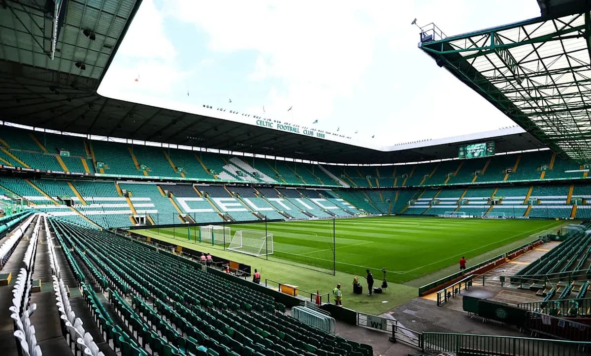 Стадион Celtic Park с пустыми трибунами и полем