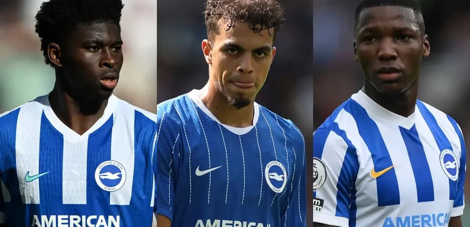 Трое игроков Brighton в синей форме на поле
