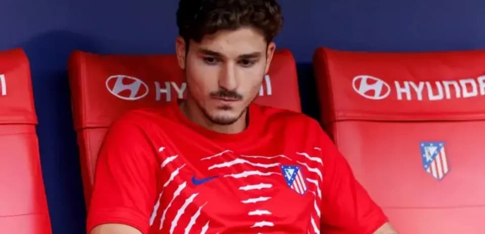 Игрок на скамейке запасных в форме Атлетико