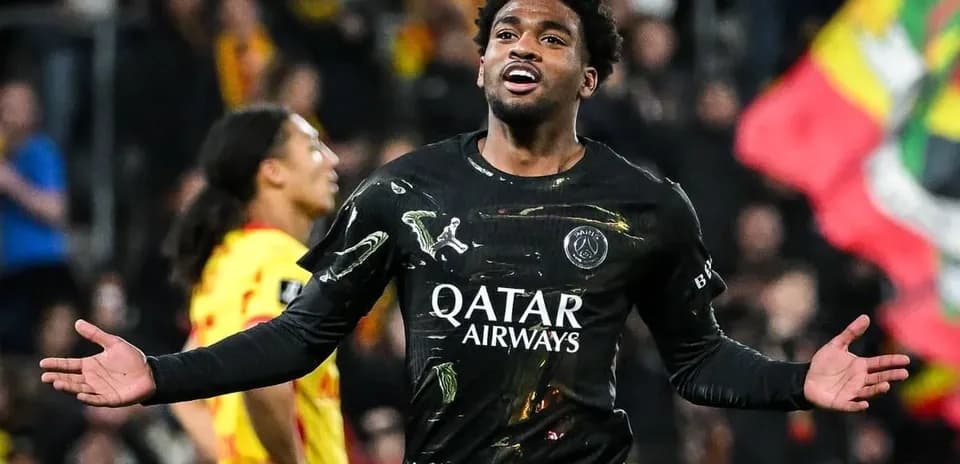Игрок PSG празднует гол на стадионе