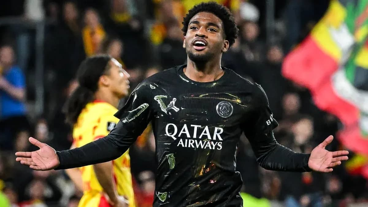 Игрок PSG празднует гол на стадионе