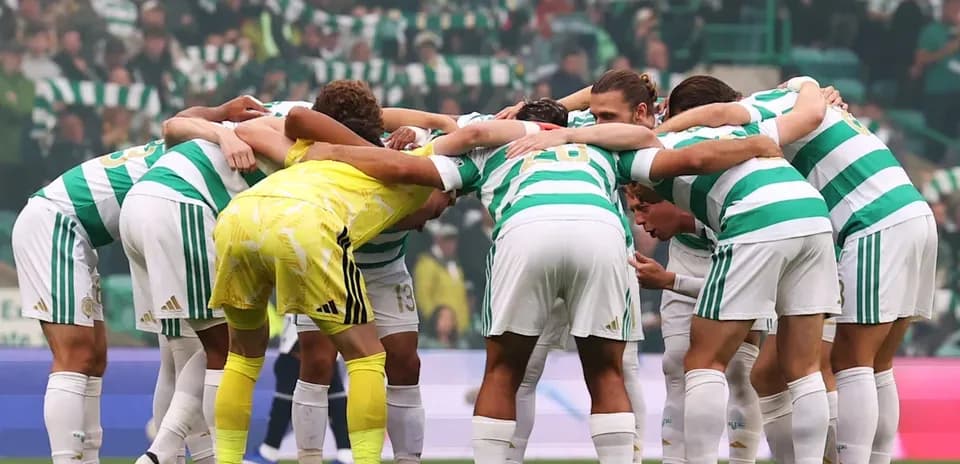Команда Celtic в кругу перед матчем